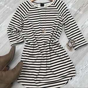 Wome’s knit dress, cuffed sleaves, back zipper